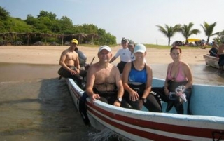 Lancha zarpa para bucear